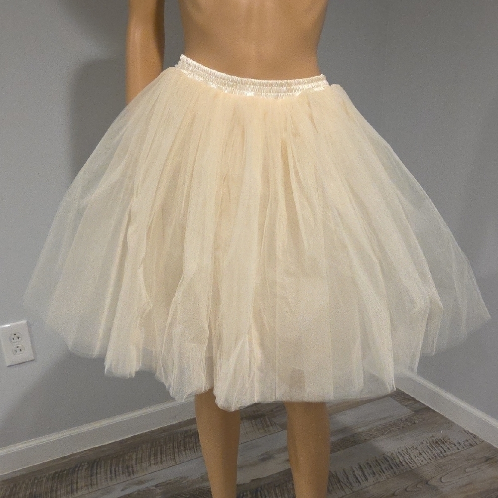 Elegant Cream Tulle Skirt - Picture 3 of 8